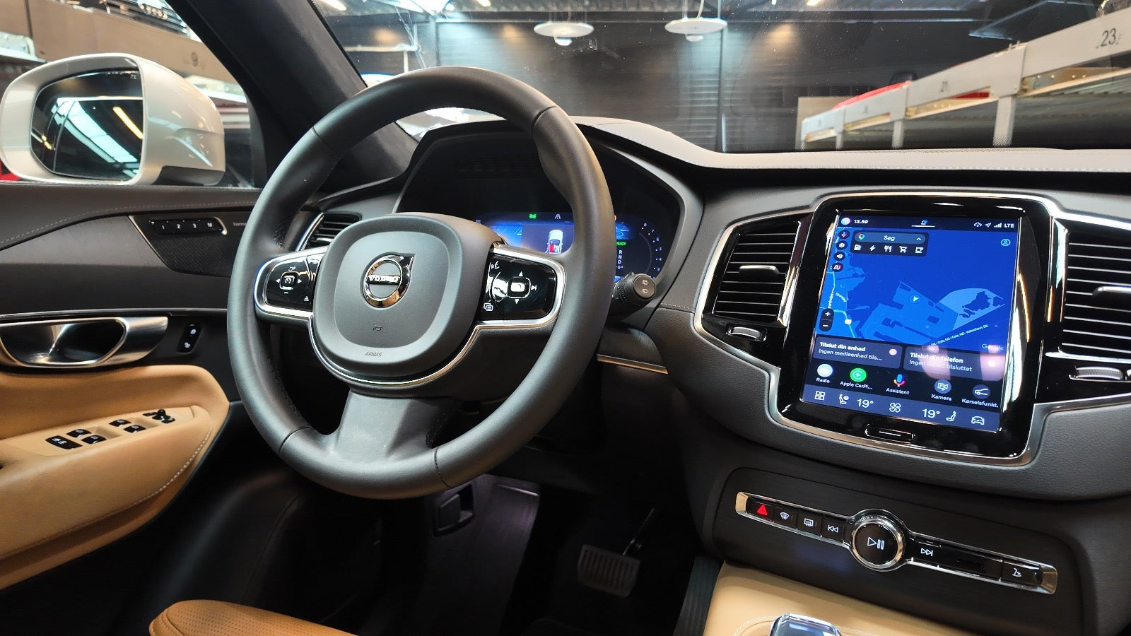 Gul Volvo XC90 fra 2023
