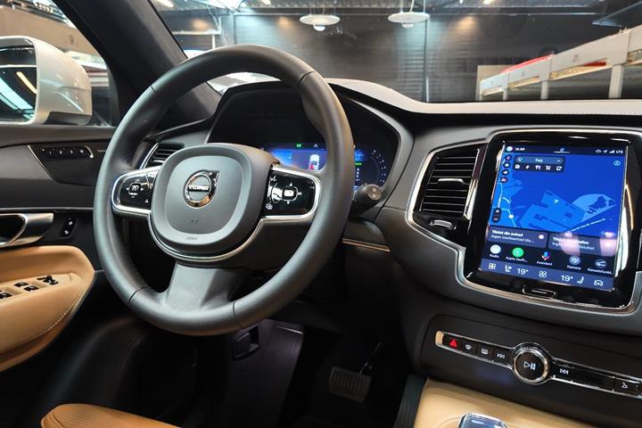 Gul Volvo XC90 fra 2023