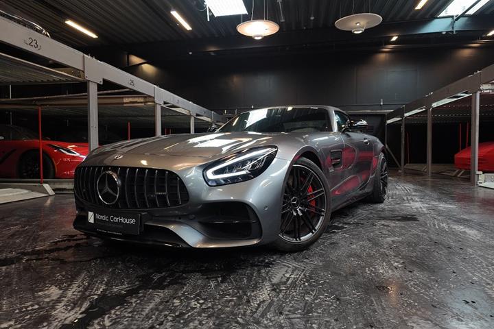 Grå Mercedes AMG GT C fra 2021 set udefra