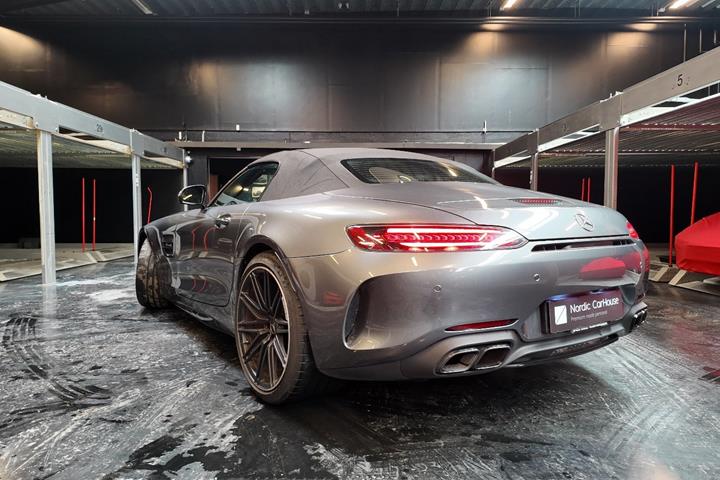 Grå Mercedes AMG GT C fra 2021
