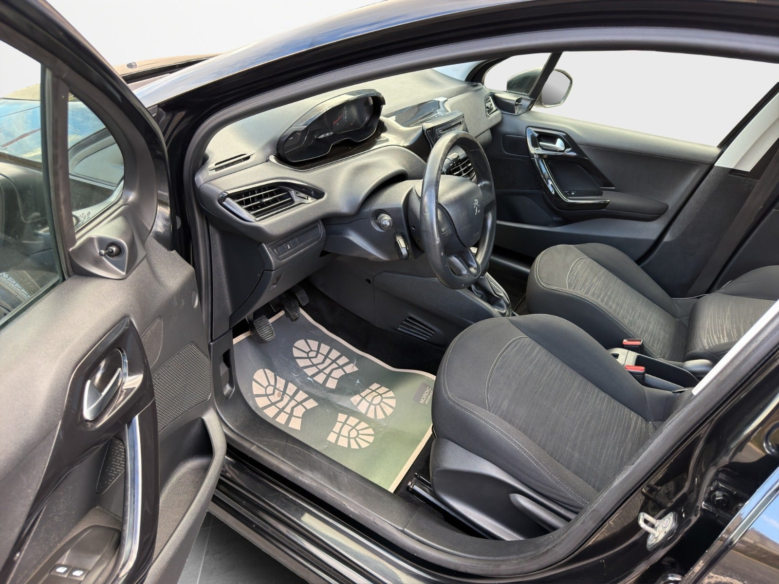 Sort Peugeot 208 fra 2012