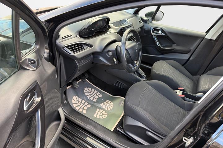 Sort Peugeot 208 fra 2012