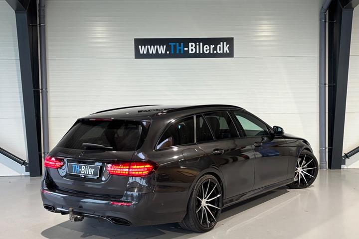 Sort Mercedes E300 de fra 2021
