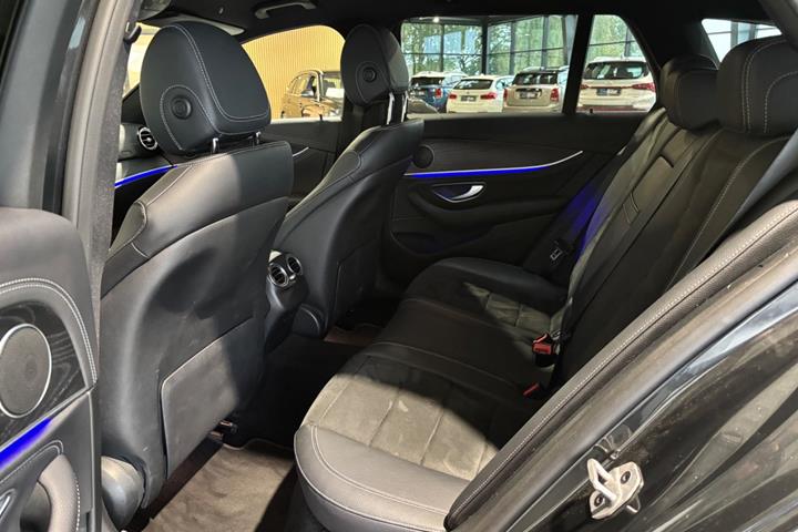 Sort Mercedes E300 de fra 2021
