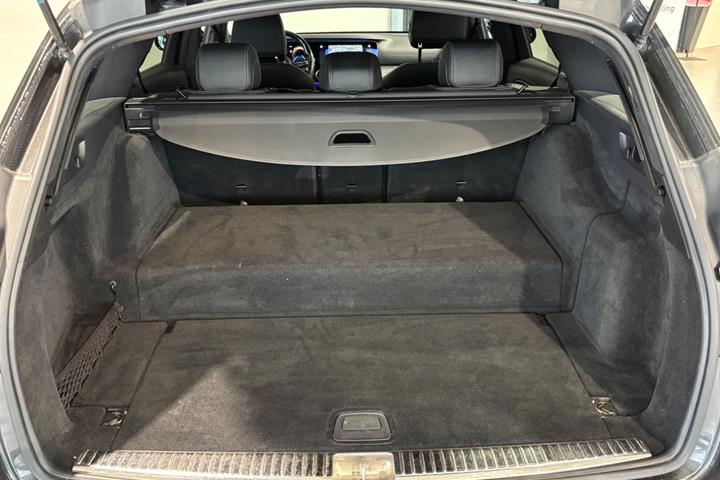 Sort Mercedes E300 de fra 2021