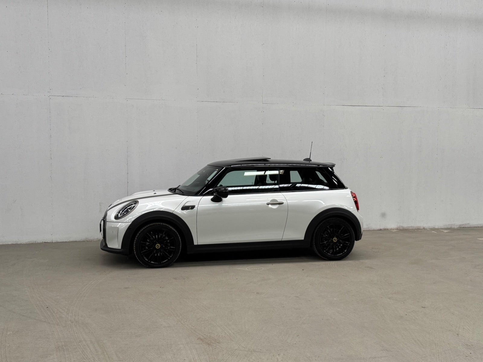 Hvid Mini Cooper SE fra 2023