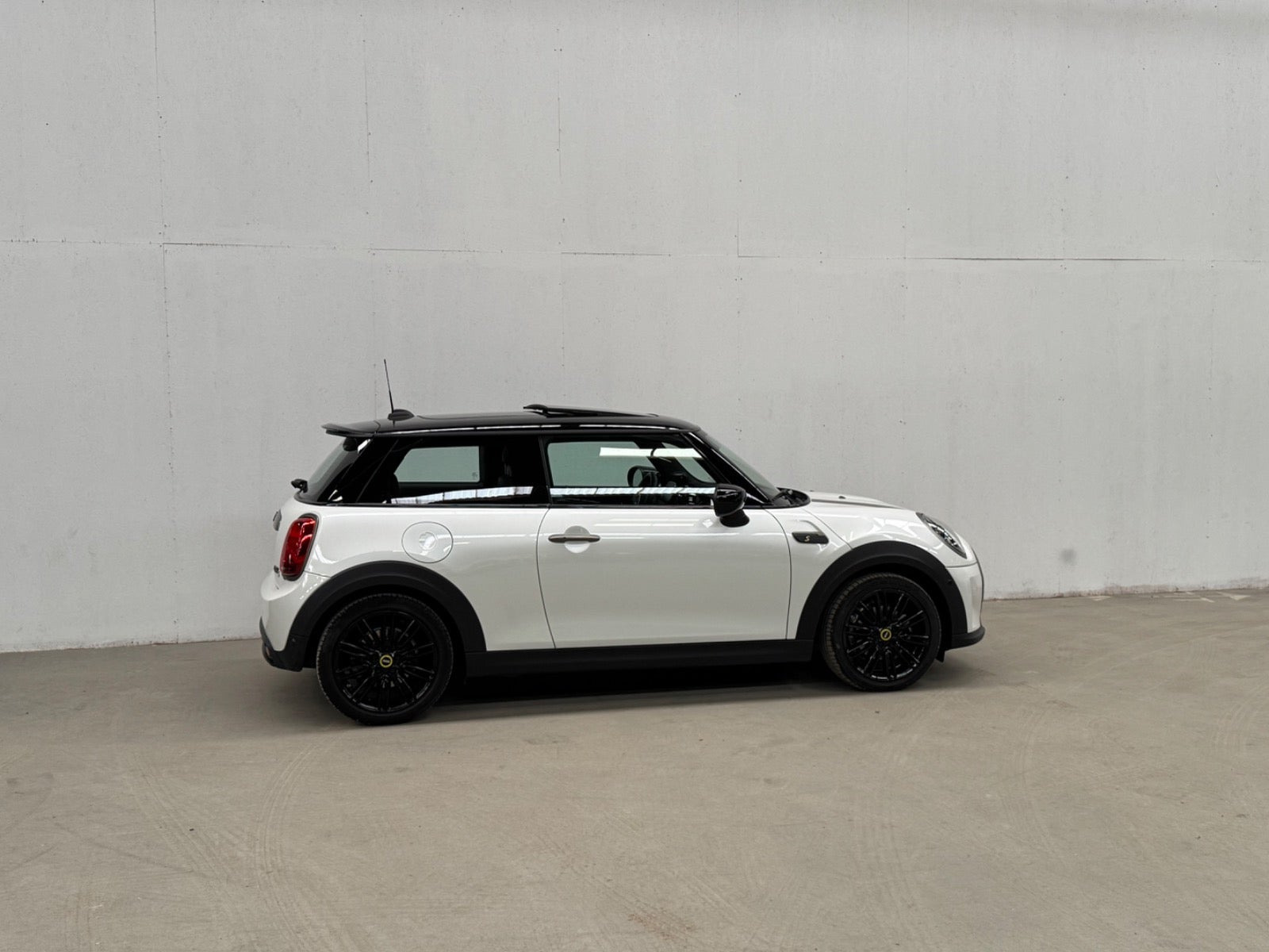 Hvid Mini Cooper SE fra 2023