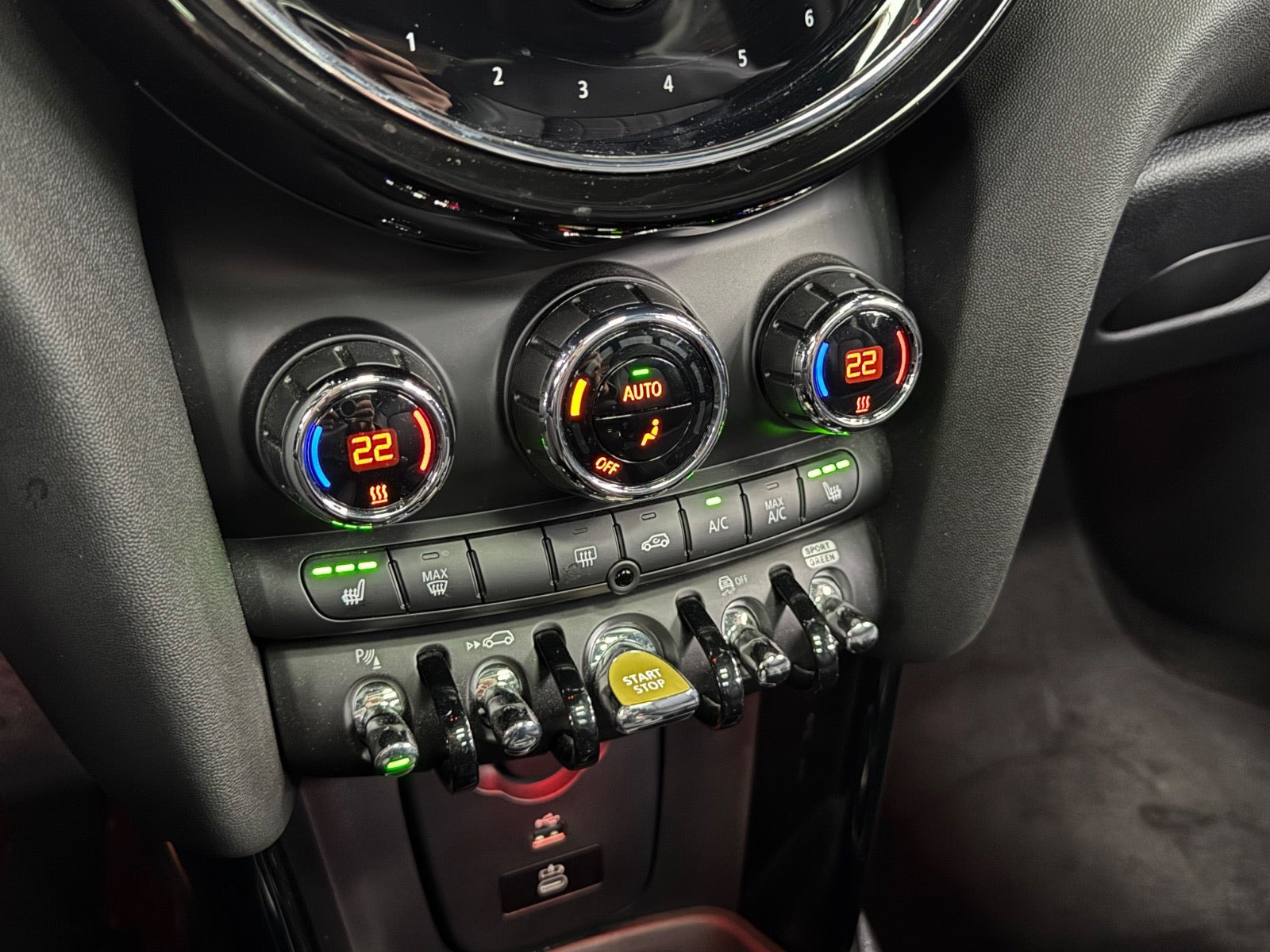 Hvid Mini Cooper SE fra 2023