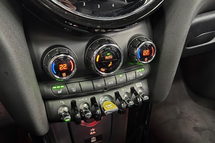 Hvid Mini Cooper SE fra 2023