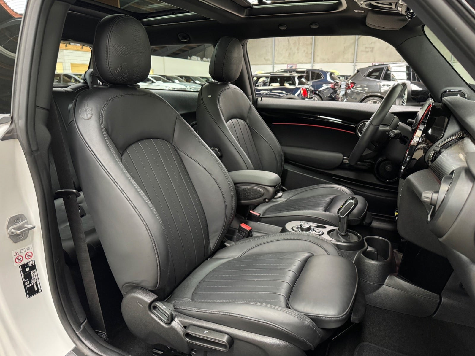 Hvid Mini Cooper SE fra 2023