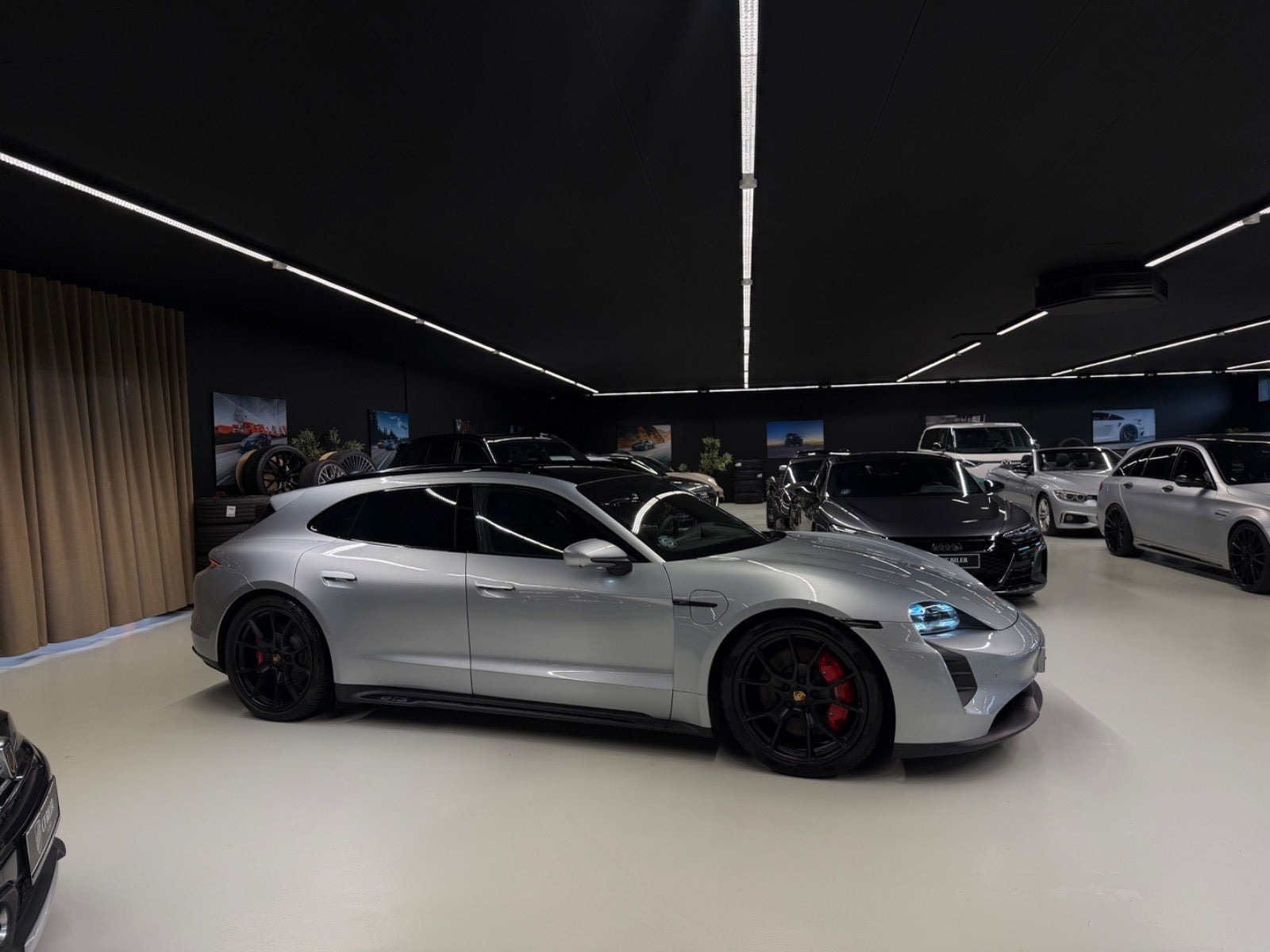 Sort Porsche Taycan GTS fra 2022