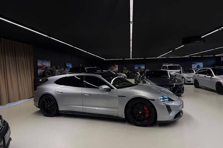 Sort Porsche Taycan GTS fra 2022