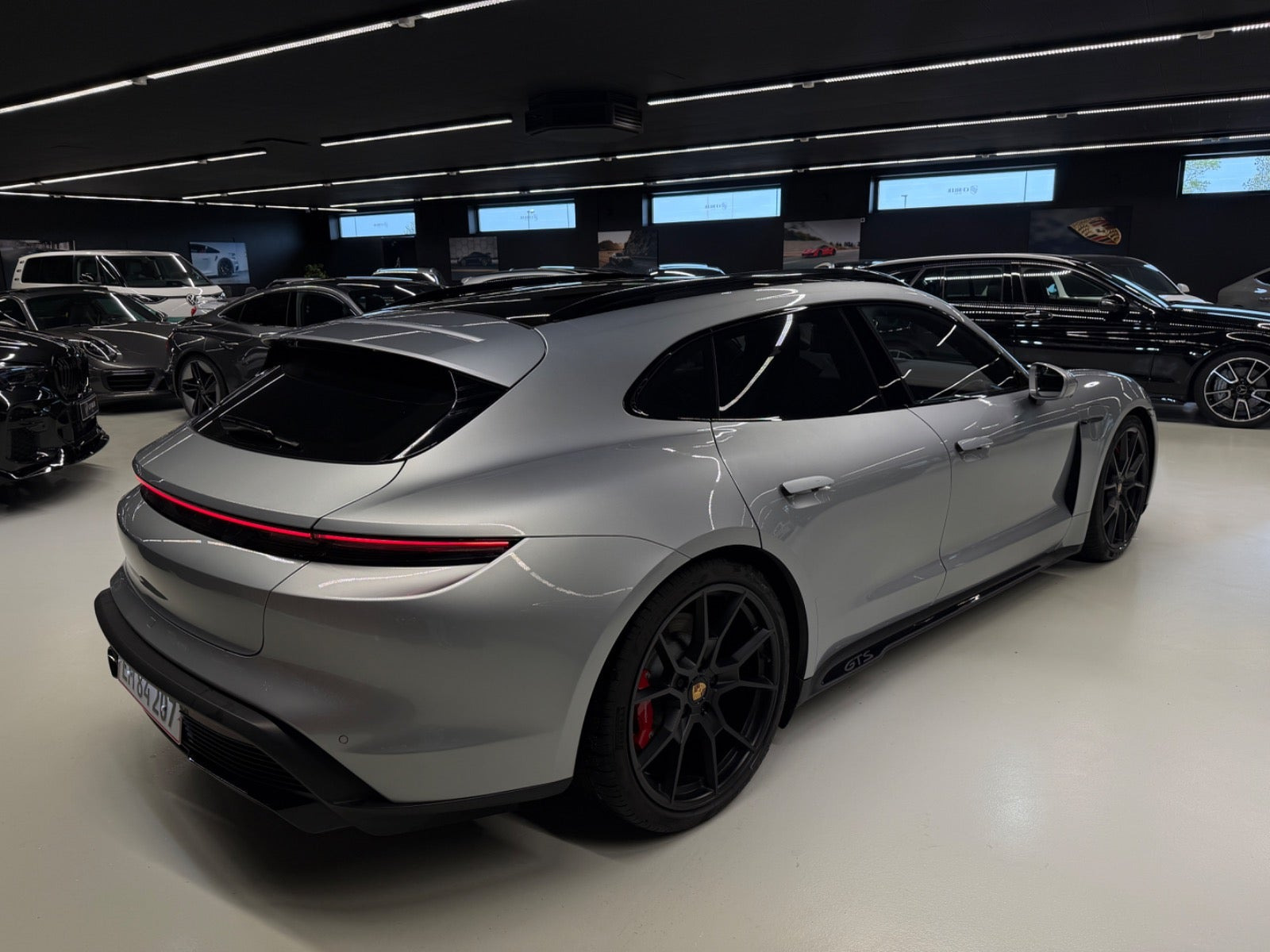 Sort Porsche Taycan GTS fra 2022
