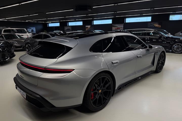 Sort Porsche Taycan GTS fra 2022