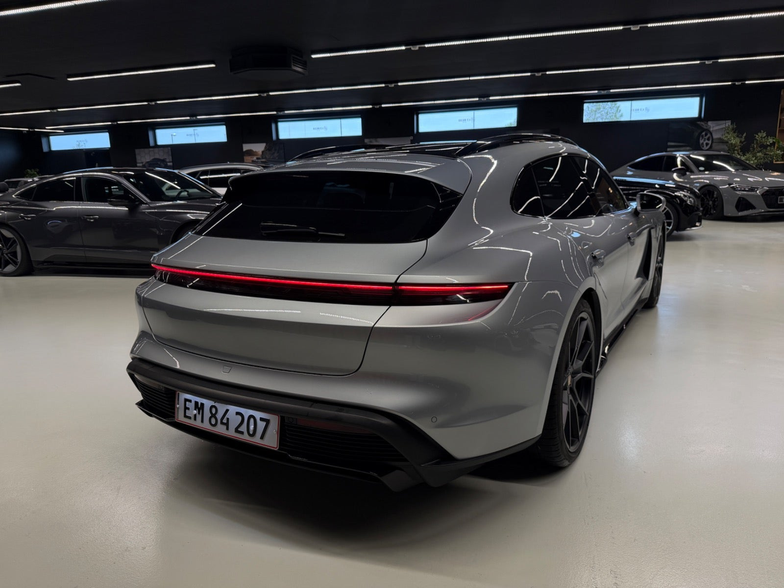 Sort Porsche Taycan GTS fra 2022