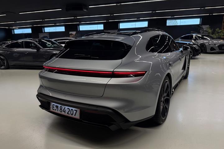Sort Porsche Taycan GTS fra 2022