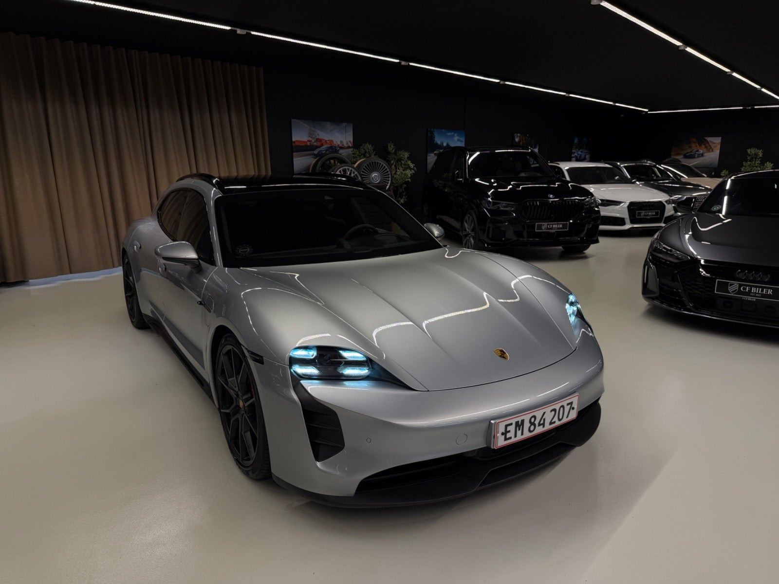 Sort Porsche Taycan GTS fra 2022