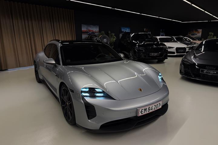 Sort Porsche Taycan GTS fra 2022