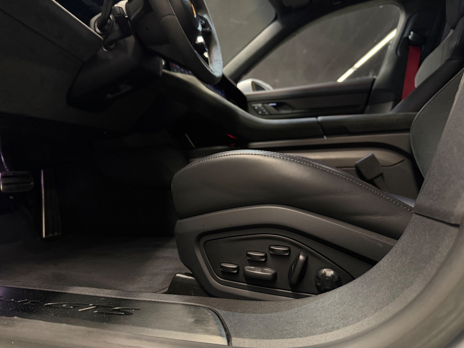 Sort Porsche Taycan GTS fra 2022