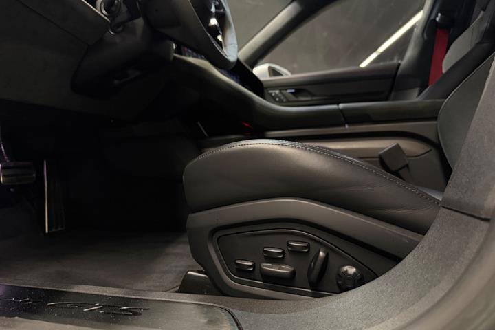 Sort Porsche Taycan GTS fra 2022