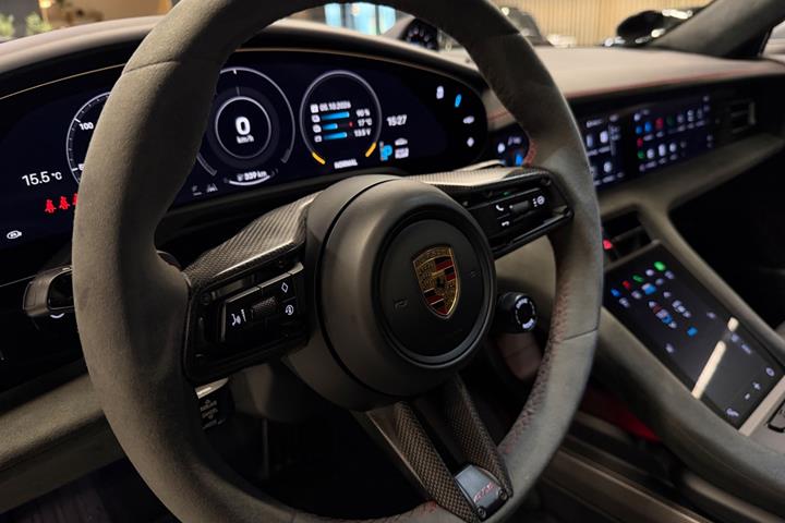 Sort Porsche Taycan GTS fra 2022
