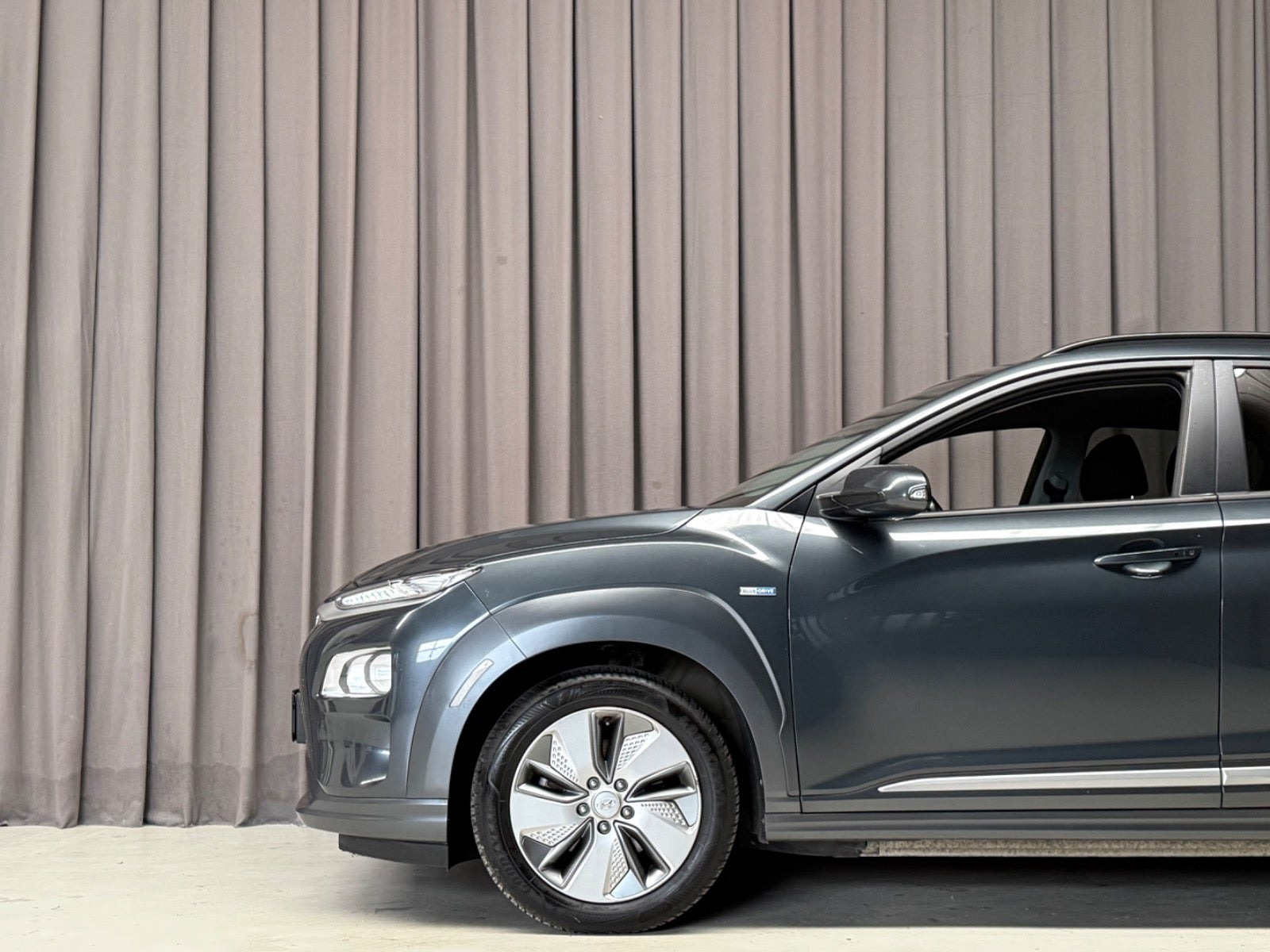 Grå Hyundai Kona fra 2020