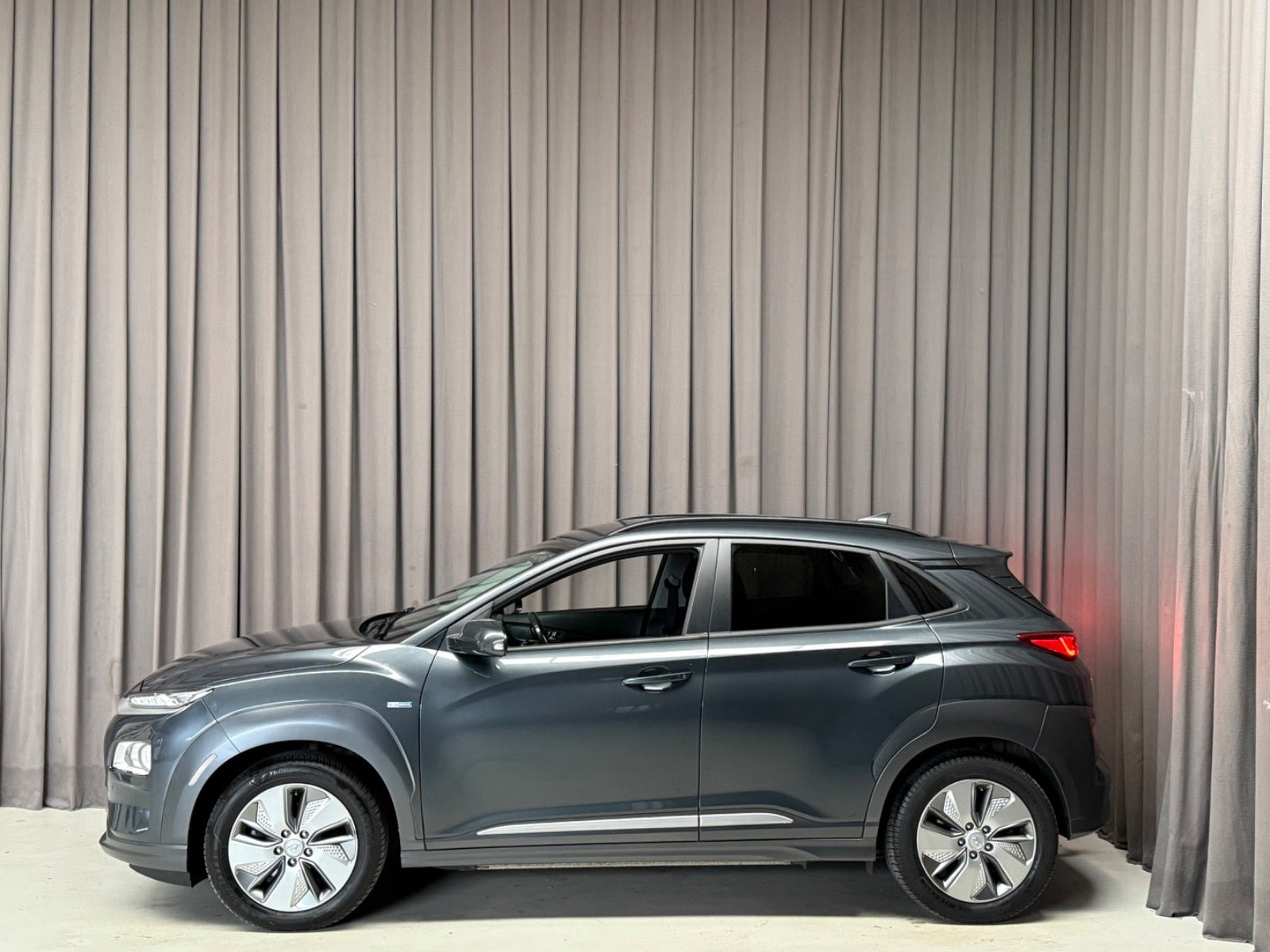 Grå Hyundai Kona fra 2020