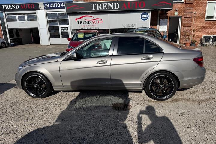 Beige Mercedes C180 fra 2008