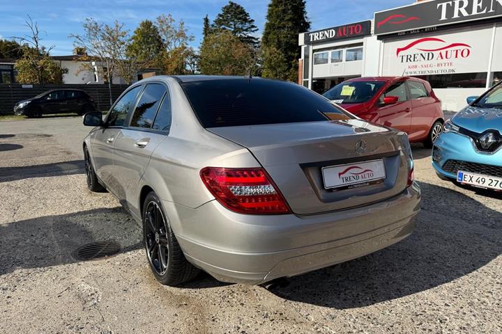 Beige Mercedes C180 fra 2008