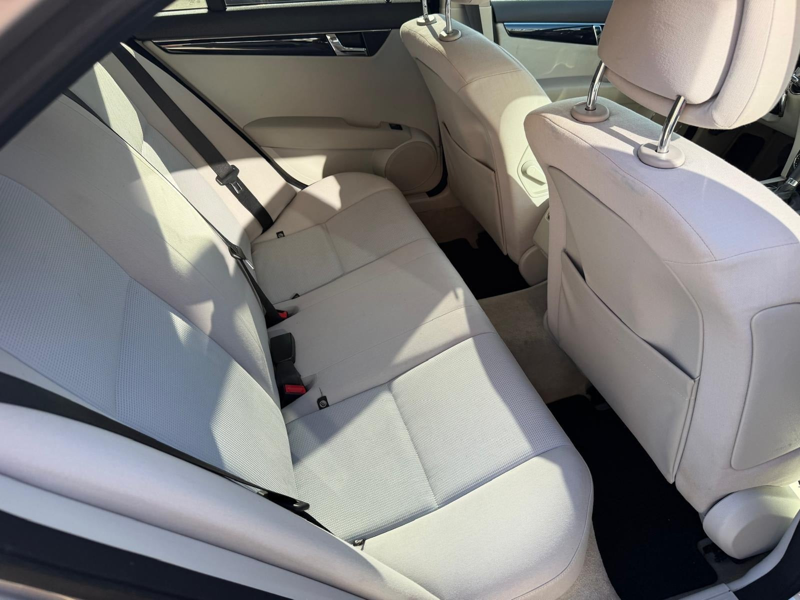Beige Mercedes C180 fra 2008