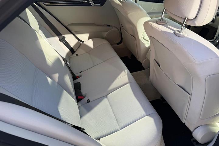 Beige Mercedes C180 fra 2008