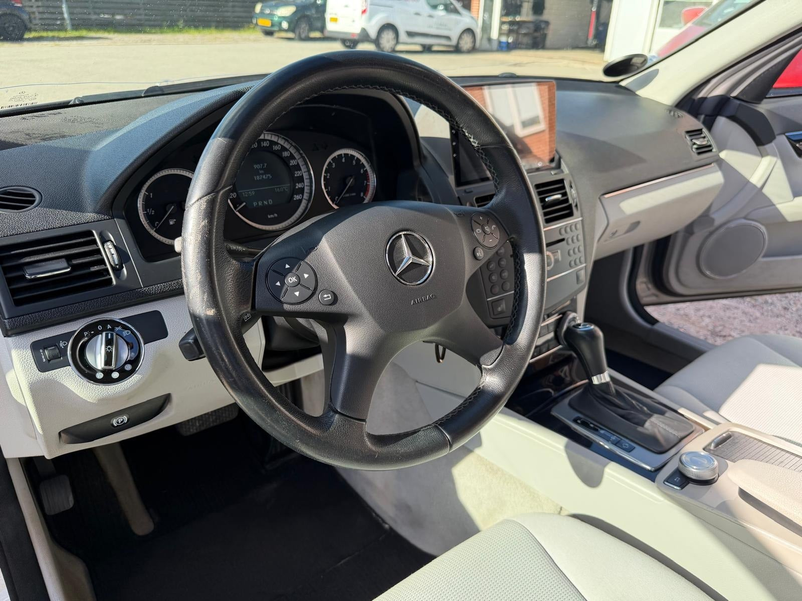Beige Mercedes C180 fra 2008