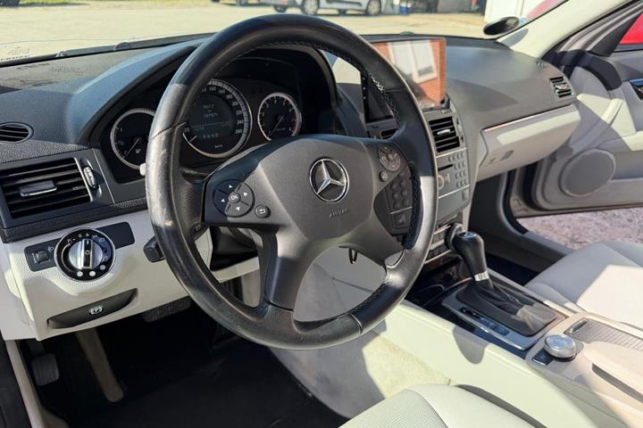 Beige Mercedes C180 fra 2008
