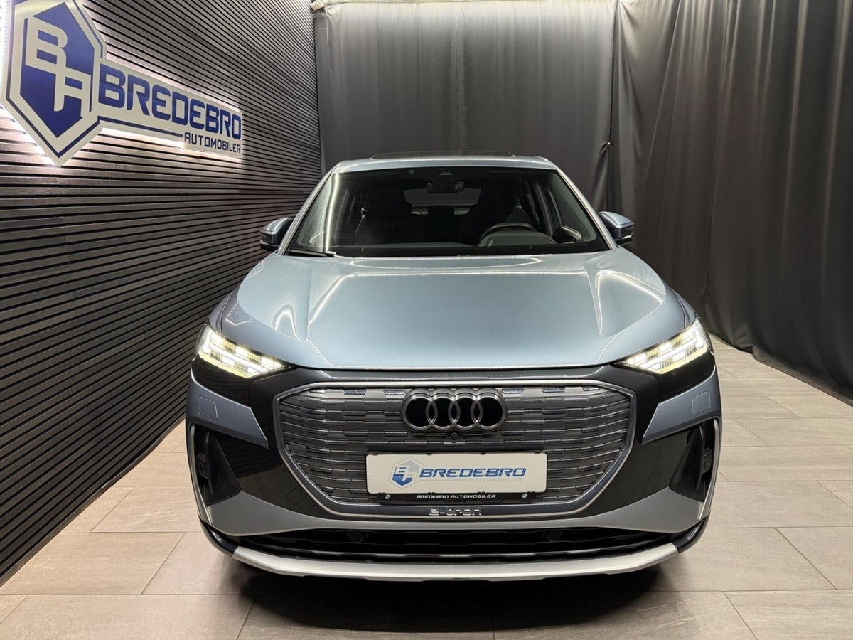 Blå Audi Q4 e-tron fra 2024
