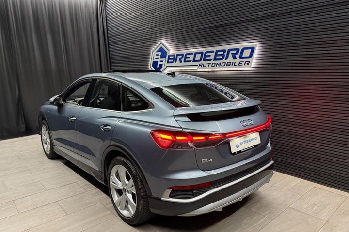 Blå Audi Q4 e-tron fra 2024