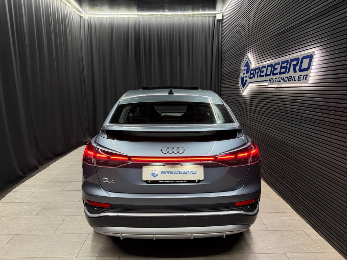 Blå Audi Q4 e-tron fra 2024