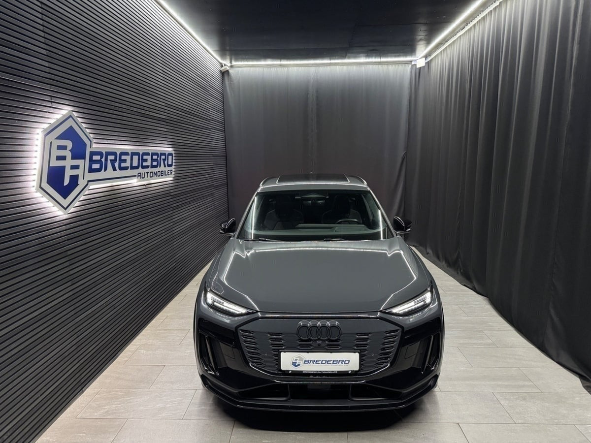 Grå Audi Q6 e-tron fra 2024