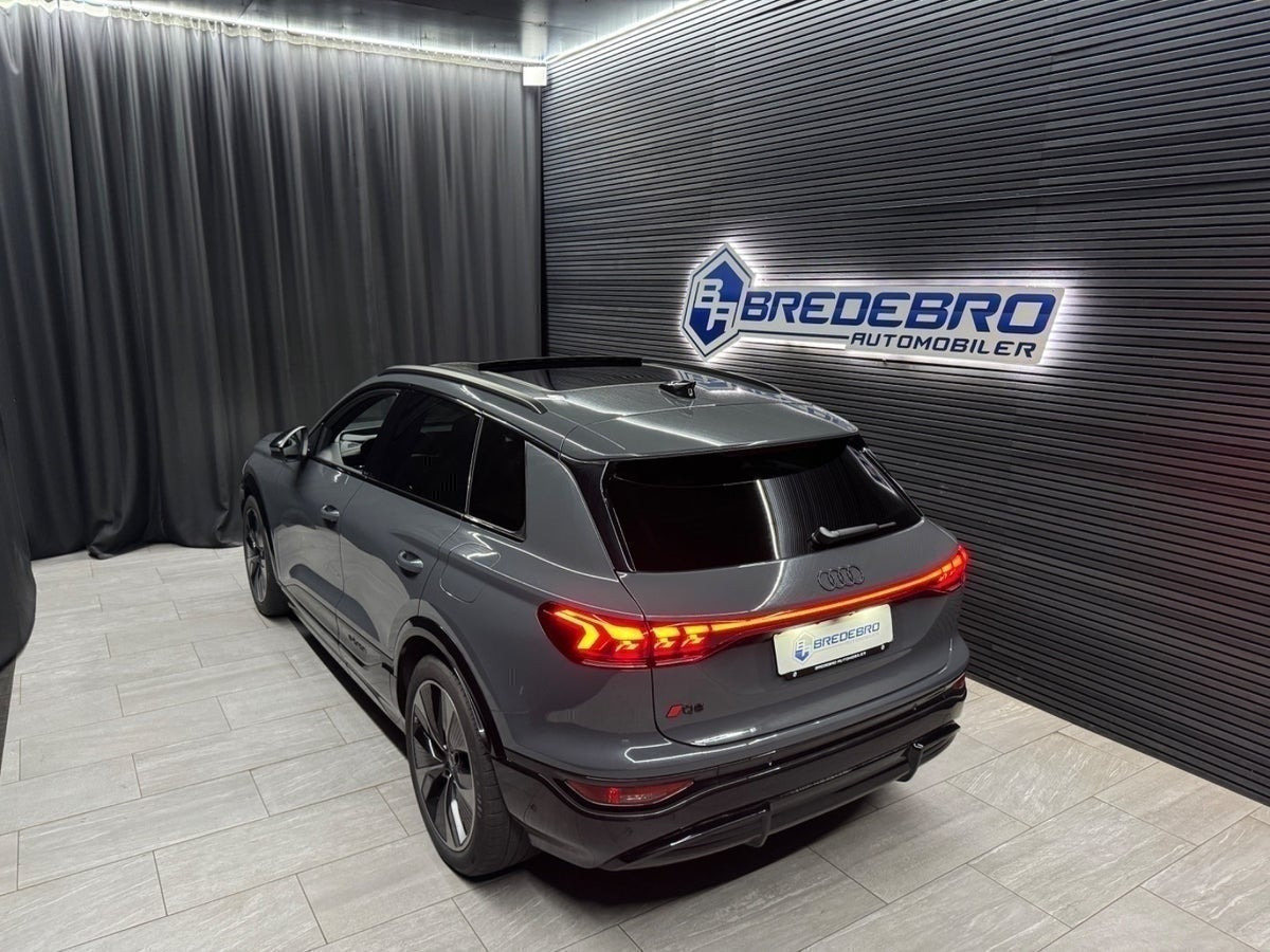 Grå Audi Q6 e-tron fra 2024