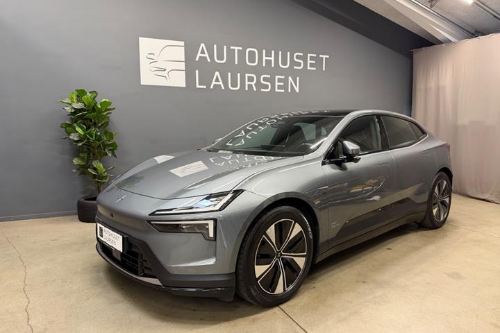 Grå Polestar 4 fra 2025 set udefra