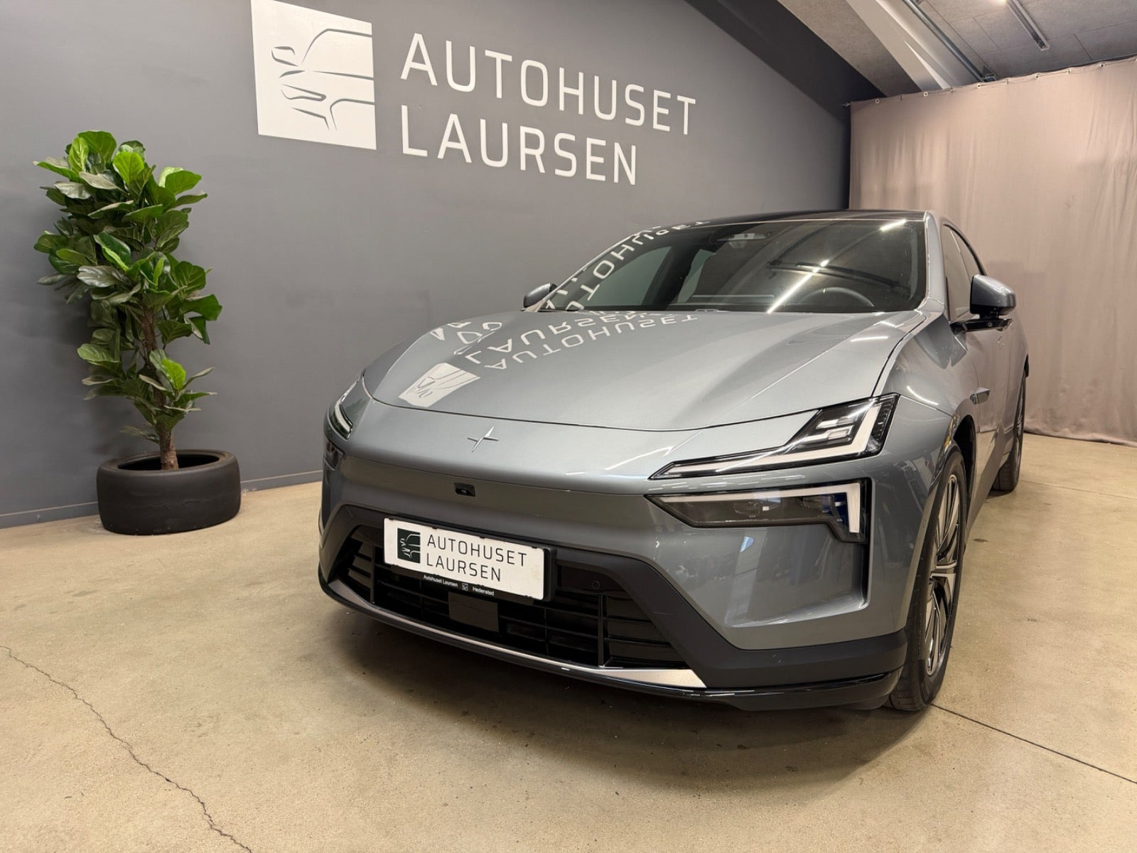 Grå Polestar 4 fra 2025