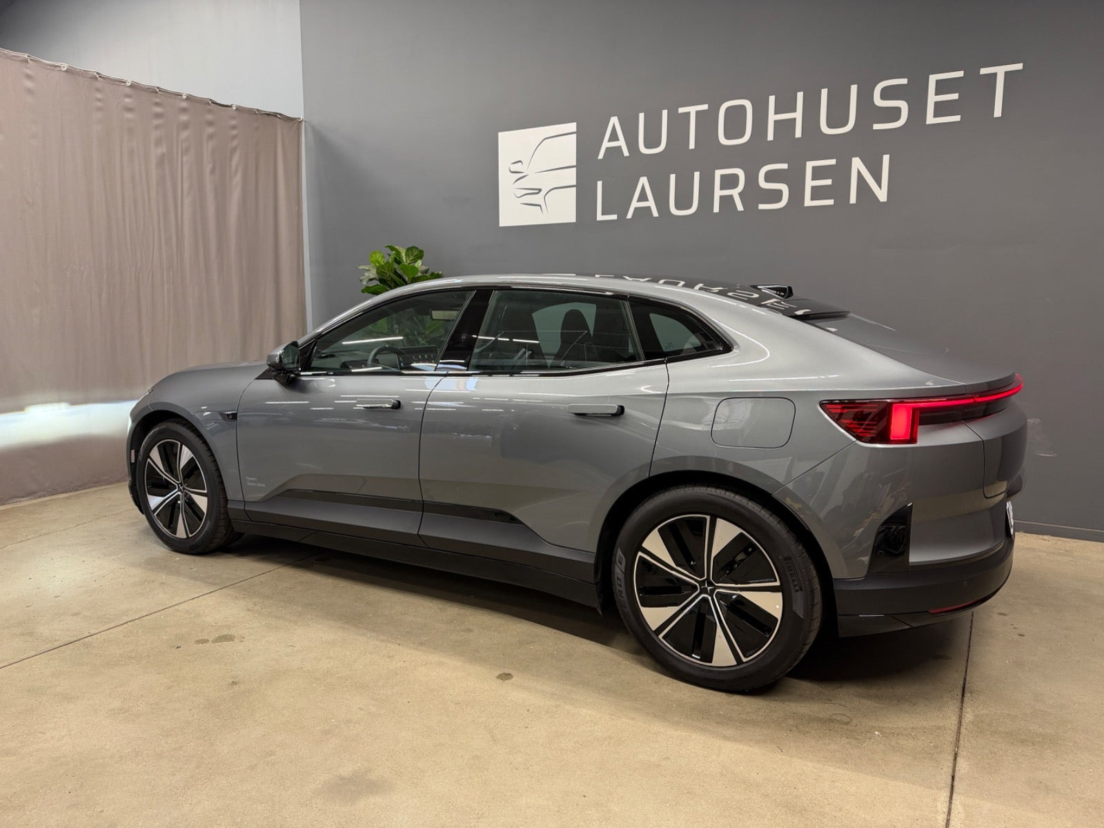 Grå Polestar 4 fra 2025