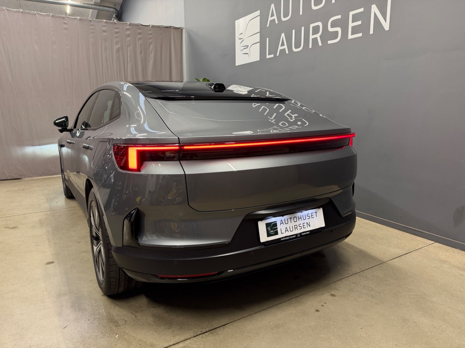 Grå Polestar 4 fra 2025