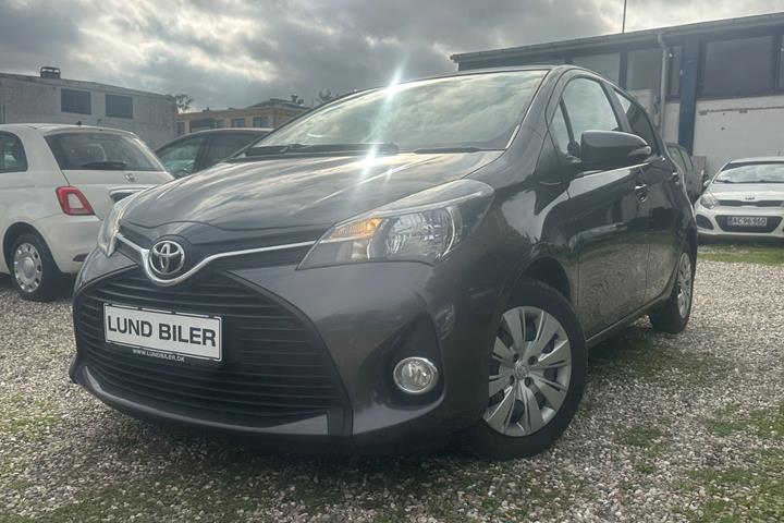 Grå Toyota Yaris fra 2017 set udefra
