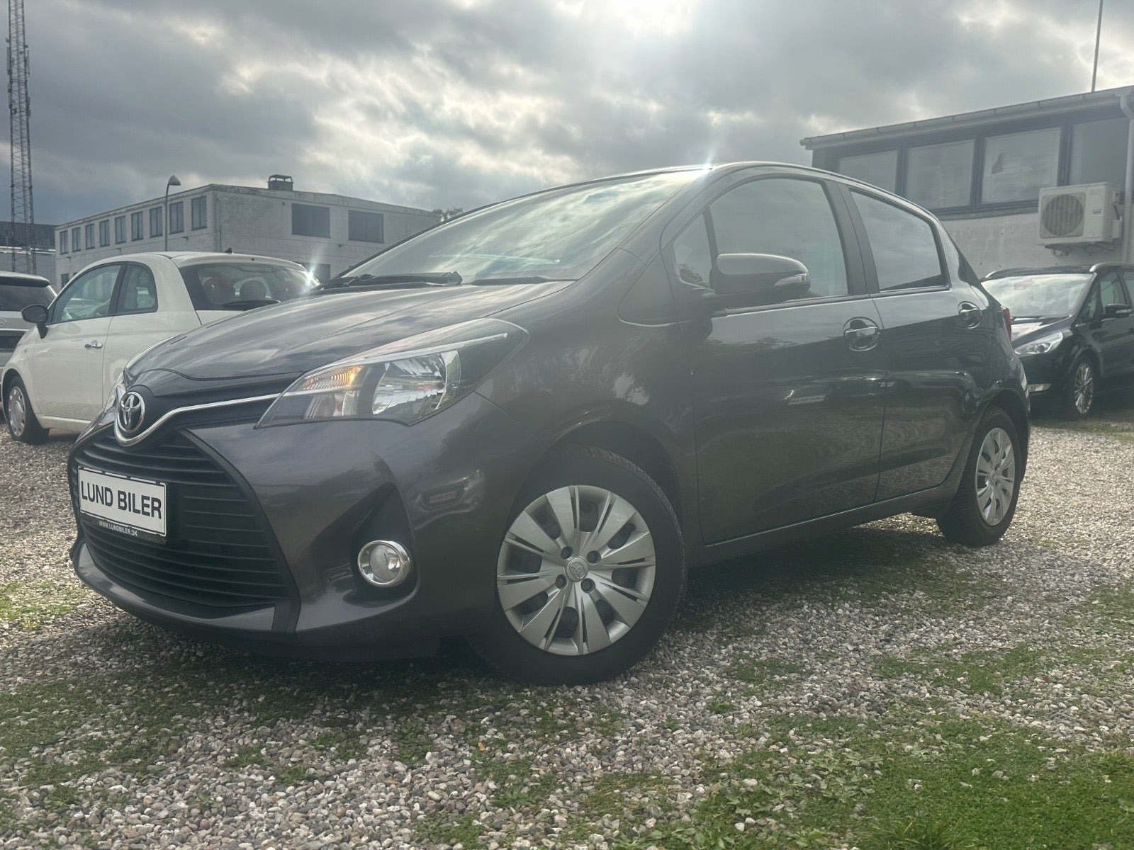 Grå Toyota Yaris fra 2017