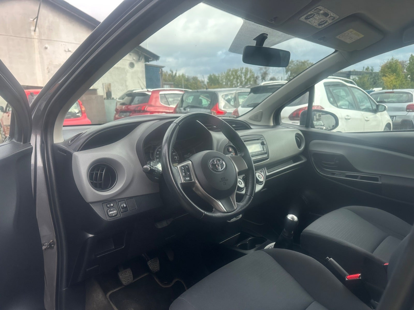 Grå Toyota Yaris fra 2017