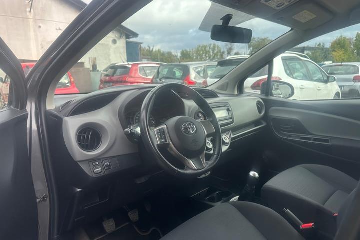 Grå Toyota Yaris fra 2017