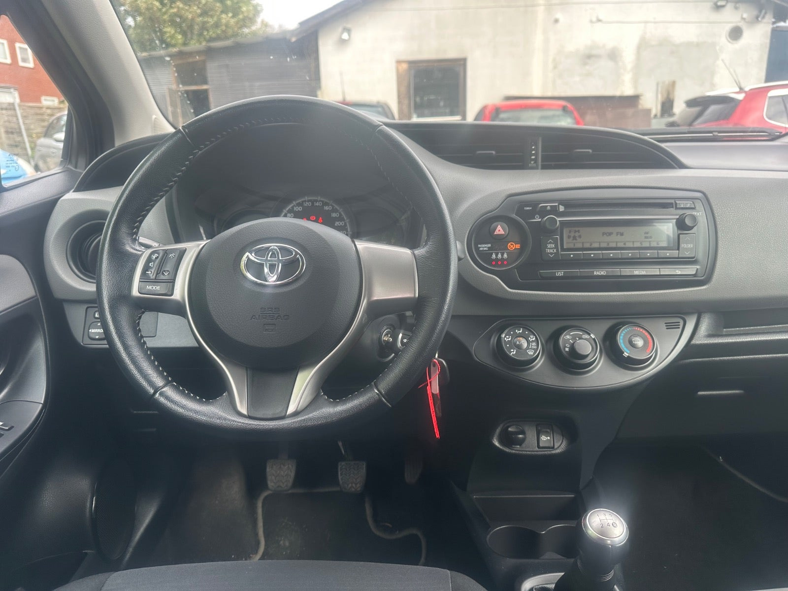 Grå Toyota Yaris fra 2017