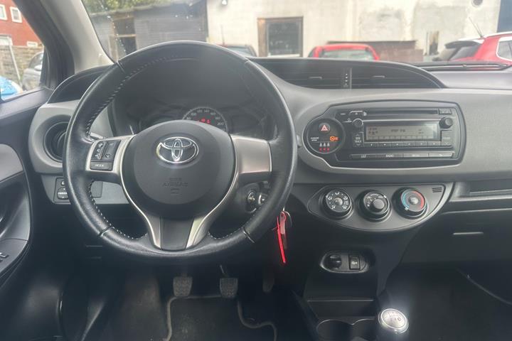 Grå Toyota Yaris fra 2017