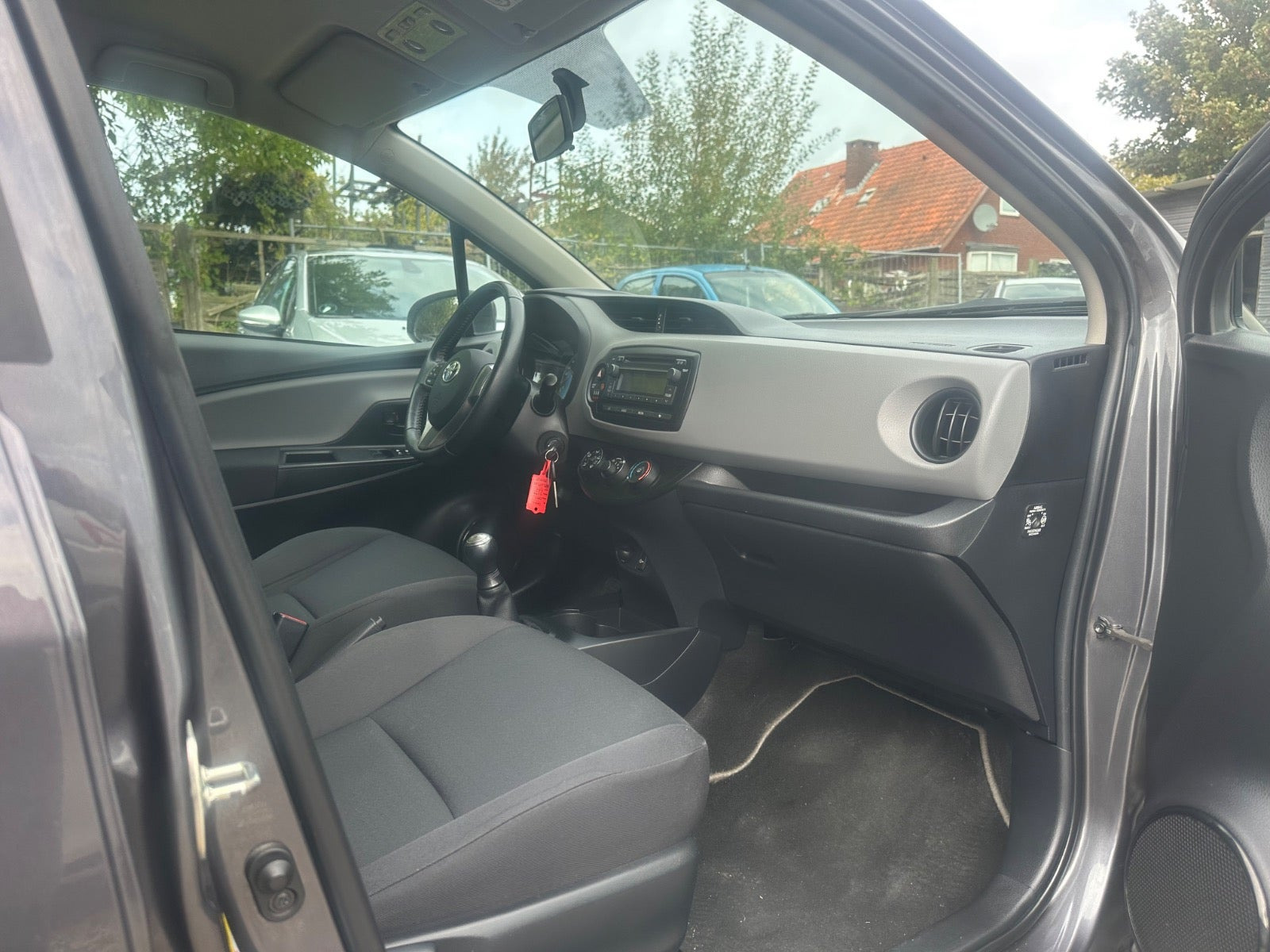 Grå Toyota Yaris fra 2017