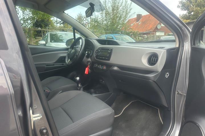 Grå Toyota Yaris fra 2017